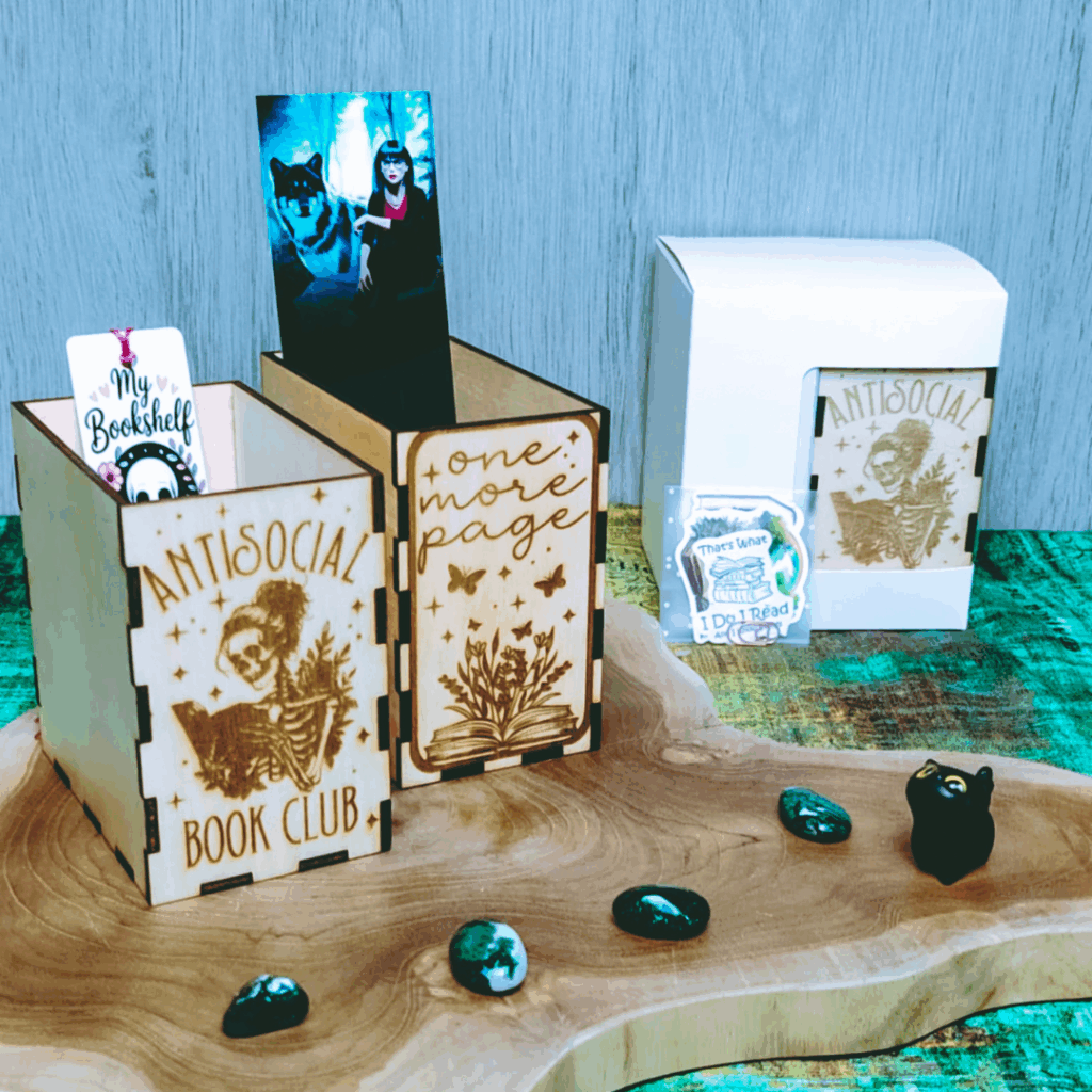 Pot en bois gravé “Antisocial Bookclub”, rangement marque-pages — Verso