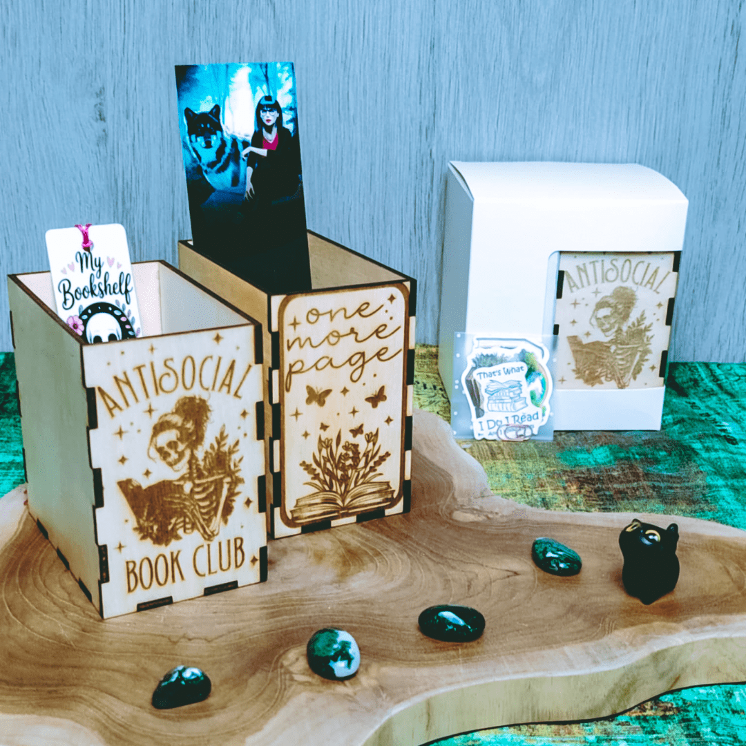 Pot en bois gravé “Antisocial Bookclub”, rangement marque-pages — Verso