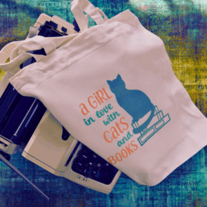 Tote-bag blanc imprimé “A girl in love with Cats and Books”, accessoire lectrice — Verso