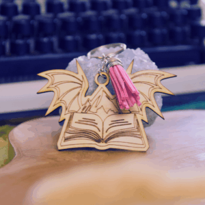 Porte-clé métal illustré d’un livre ouvert avec ailes de dragon — Verso