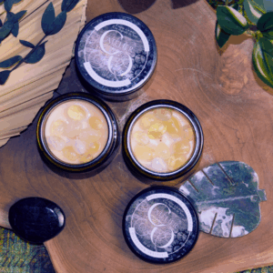 Bougie parfumée Aurea avec citrine, senteur sablé vanillé et caramel, collection Vestiges — Atelier Clair-Obscur