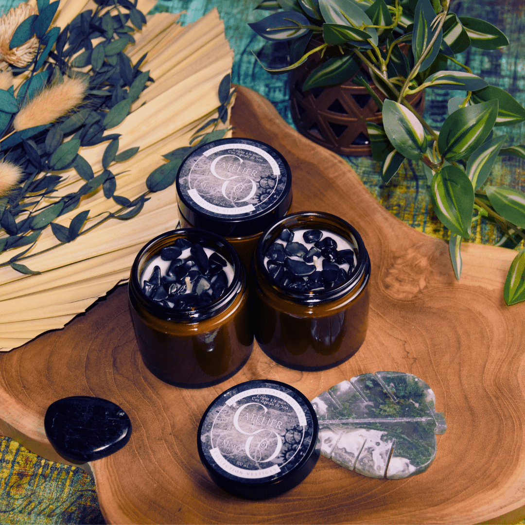 Bougie parfumée Mystae avec obsidienne noire, notes de patchouli, ambre et vanille, collection Vestiges — Atelier Clair-Obscur
