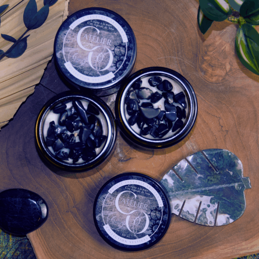 Bougie parfumée Mystae avec obsidienne noire, notes de patchouli, ambre et vanille, collection Vestiges — Atelier Clair-Obscur