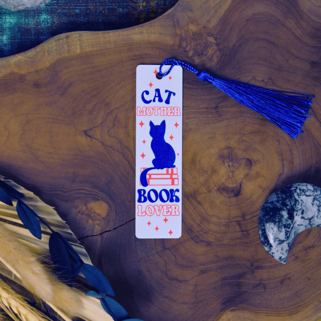 Marque-page en métal décoré du design “Cat mother - Book Lover” avec motif chat et livres — Verso