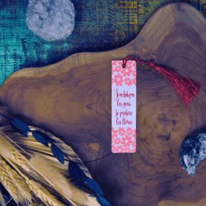 Marque-page en métal décoré du design “Je ne fuis pas les gens, je préfère les livres” — Verso