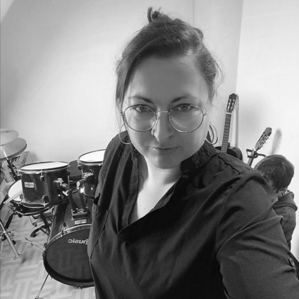 photo-profil-auteur Léa Trys, autrice de romances slow burn intenses et créatrice de bougies